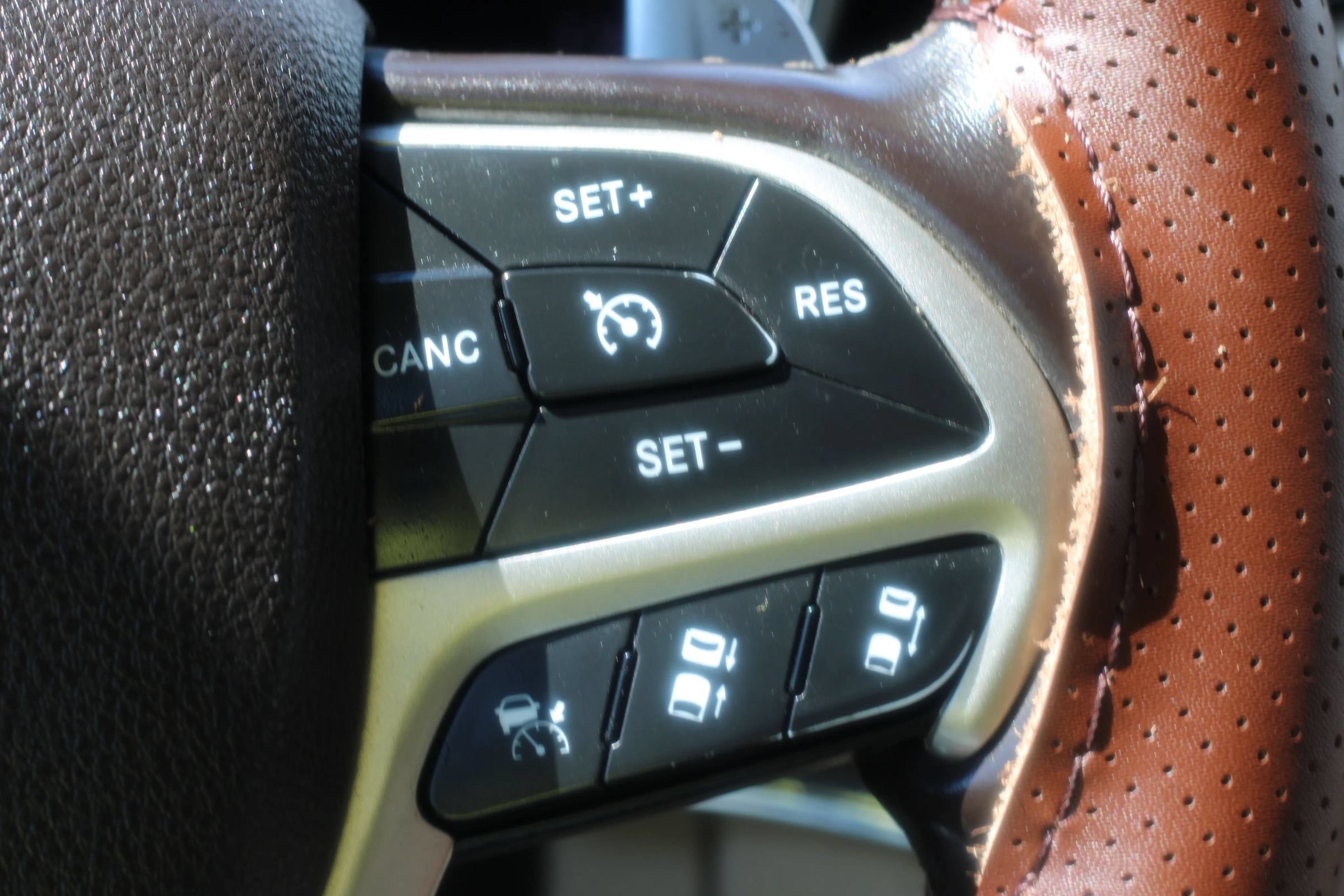 Used 2017 Jeep Grand Cherokee Overland w/ Jeep Active Safety Group AWD/4WD image 17