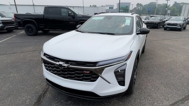 New 2026 Chevrolet Trax RS w/ Sunroof Package FWD image 5