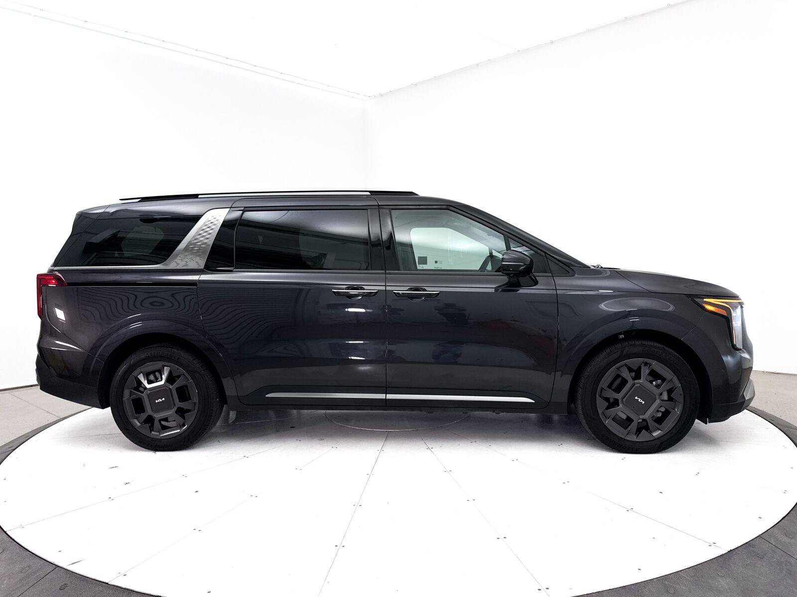 Used 2025 Kia Carnival SX FWD image 45