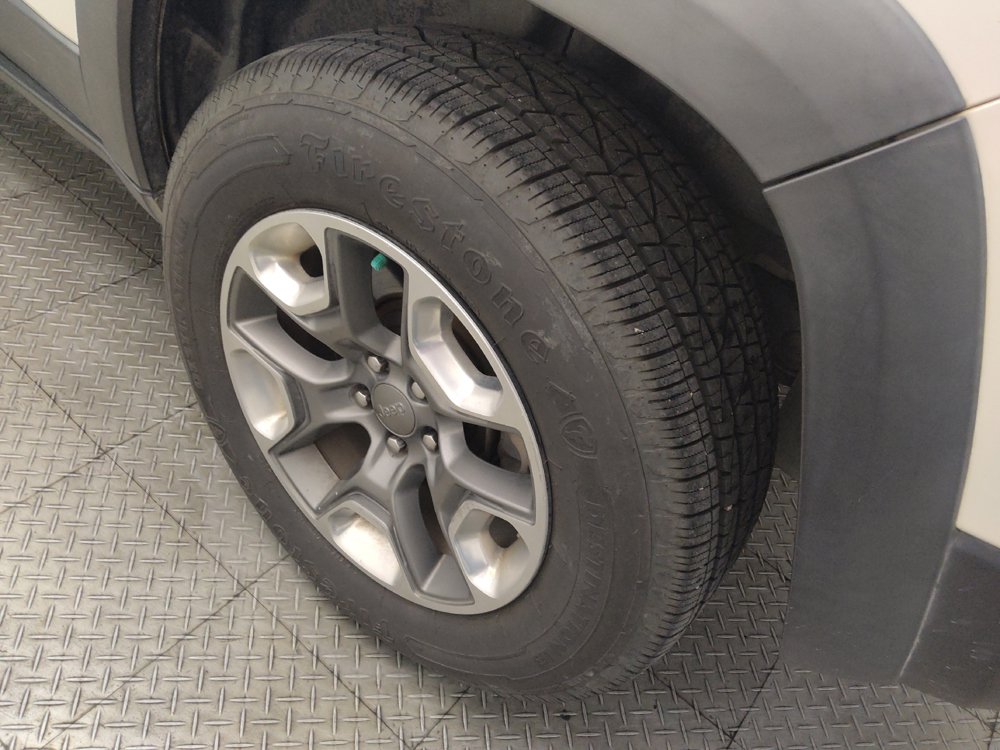 Used 2019 Jeep Cherokee Trailhawk AWD/4WD image 31
