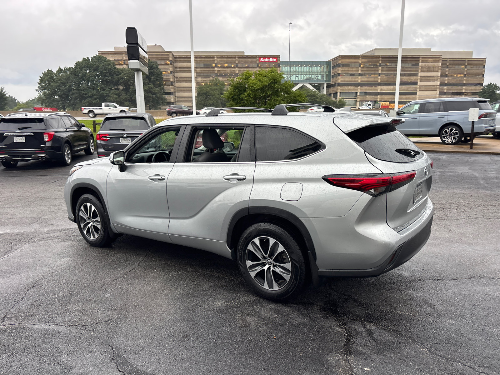 Used 2023 Toyota Highlander XLE AWD/4WD image 5