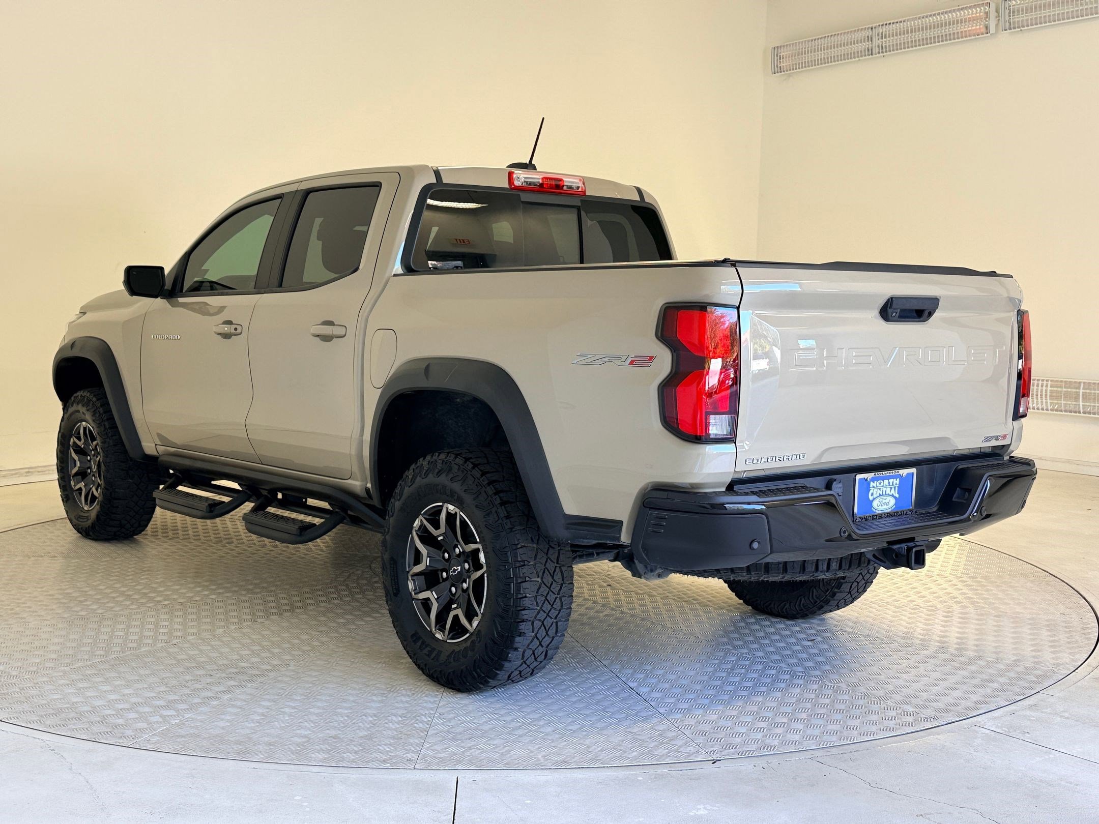 Used 2023 Chevrolet Colorado ZR2 w/ ZR2 Convenience Package III image 3