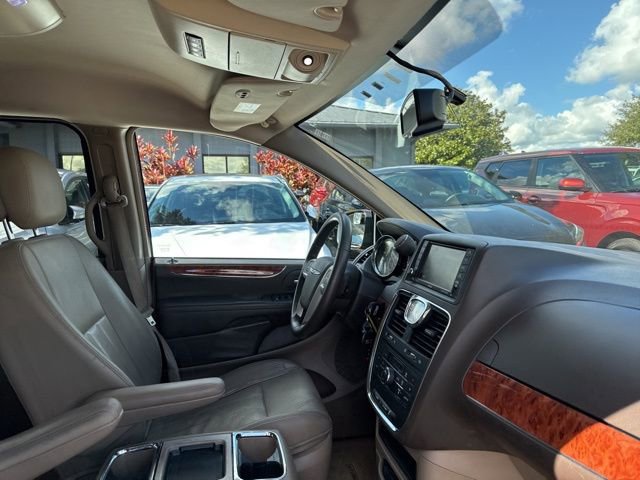 Used 2016 Chrysler Town & Country Touring image 11