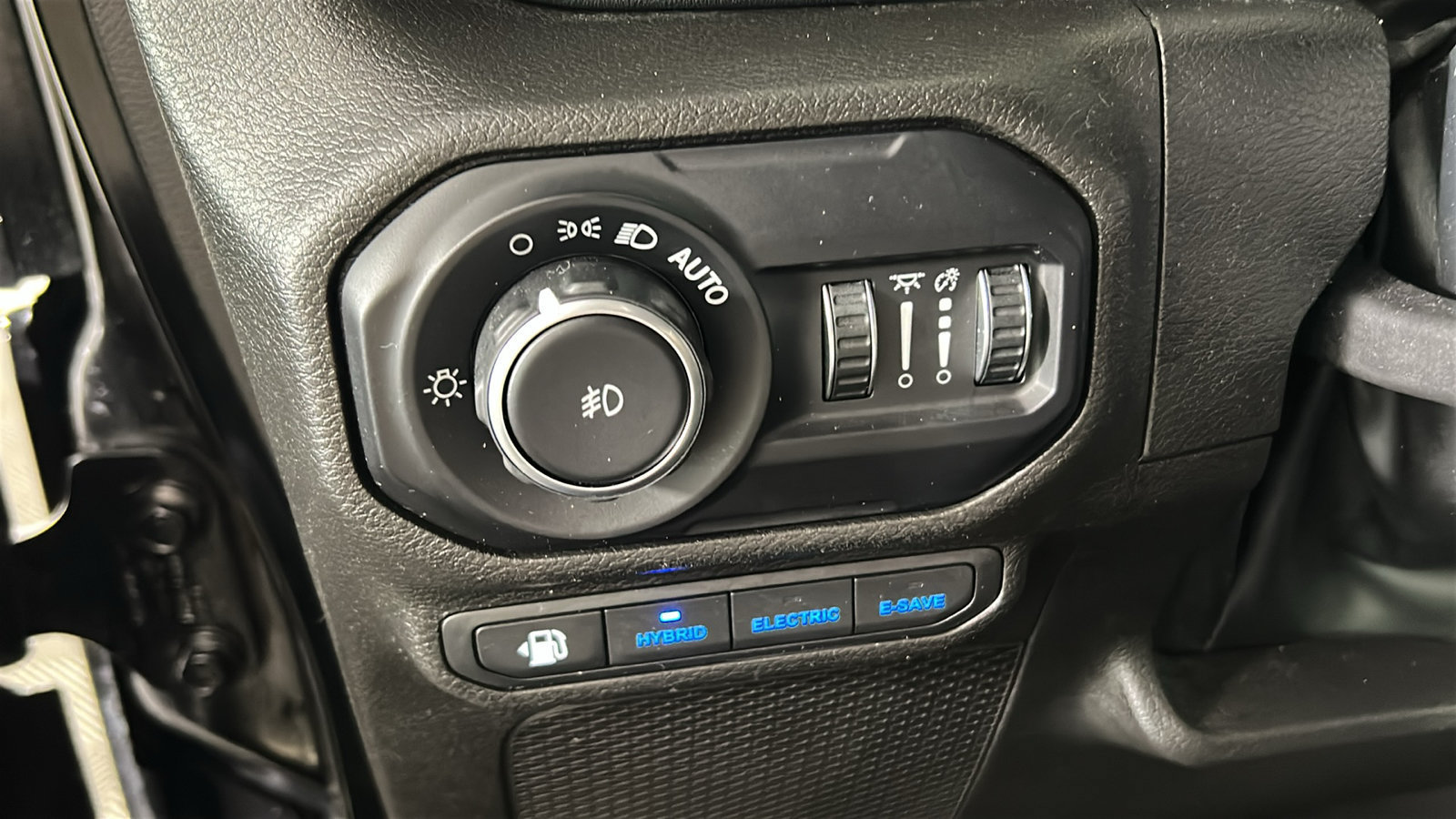 Used 2022 Jeep Wrangler Unlimited Sahara AWD/4WD image 23