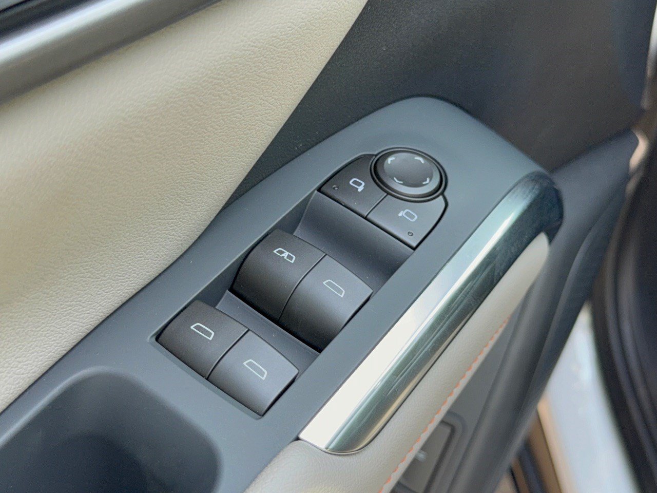 New 2027 Chevrolet Traverse LT FWD image 15