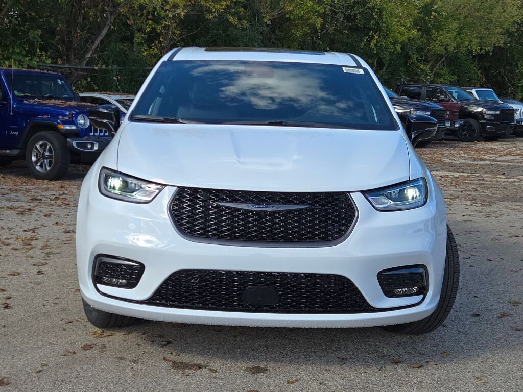 New 2026 Chrysler Pacifica Select image 4