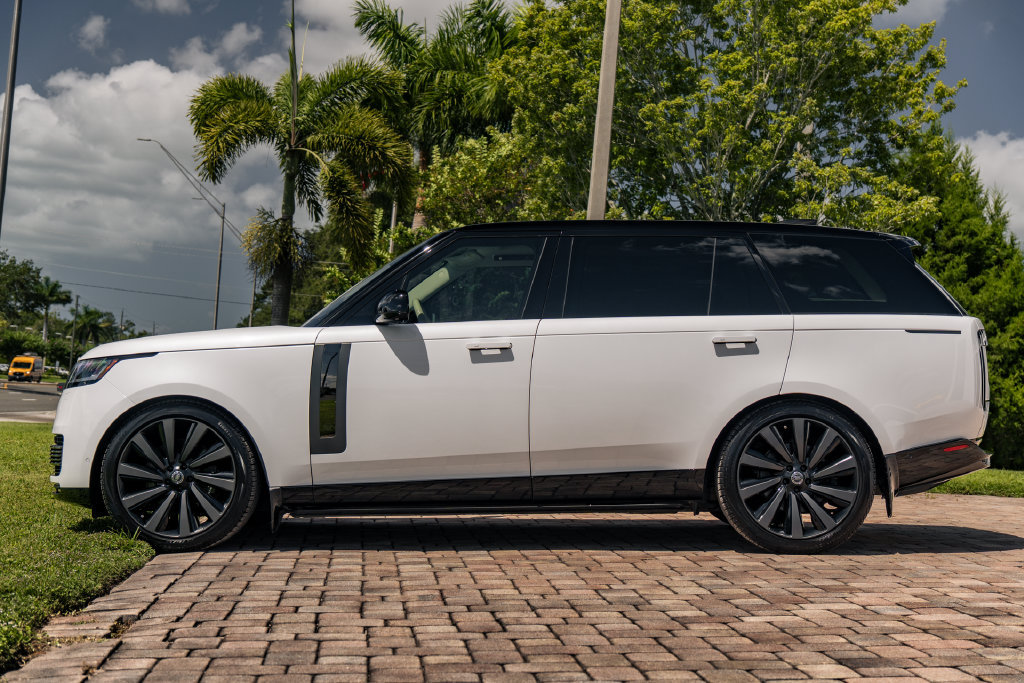 Used 2023 Land Rover Range Rover SV AWD/4WD image 2