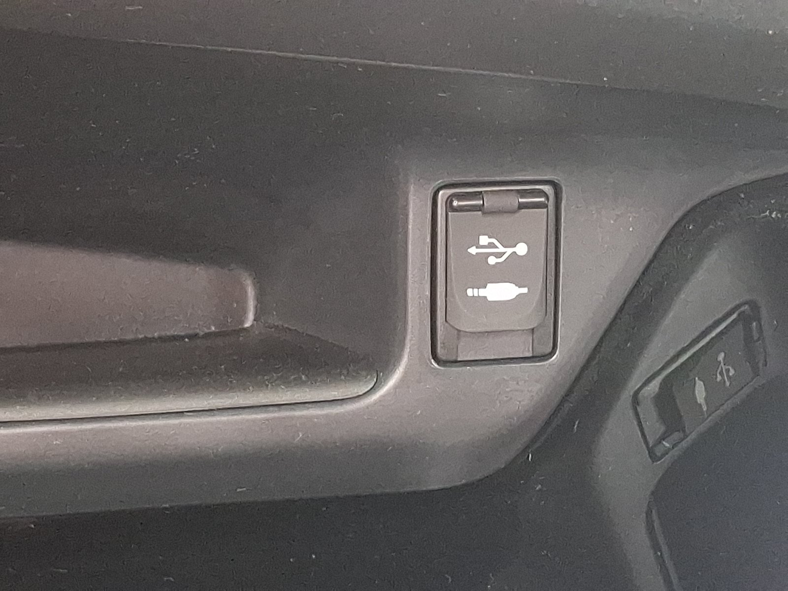 Used 2019 Toyota C-HR XLE FWD image 23