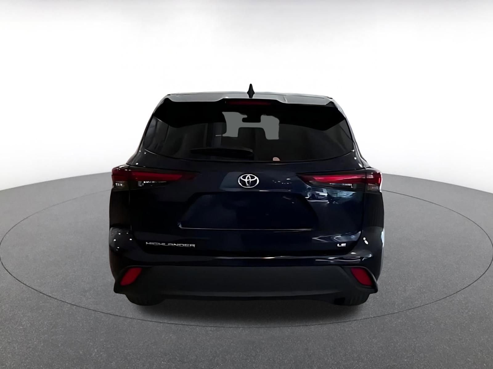 Used 2025 Toyota Highlander LE FWD image 9