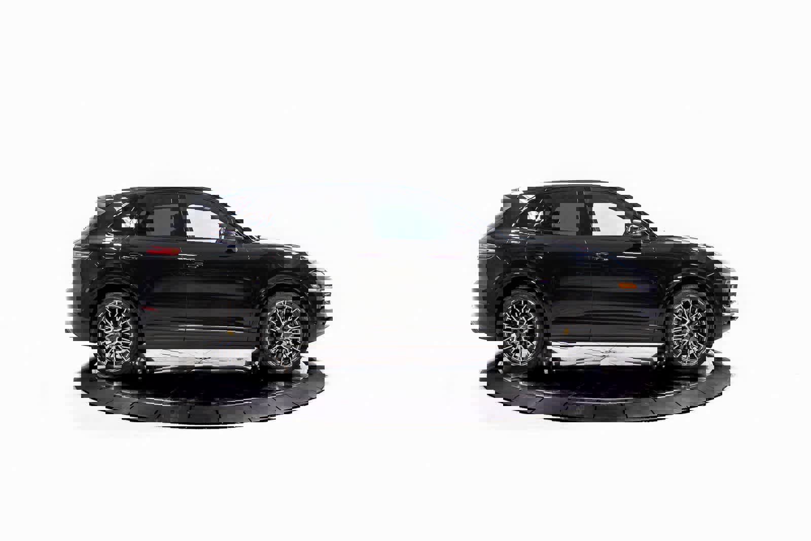 Certified 2023 Porsche Cayenne Platinum Edition image 8