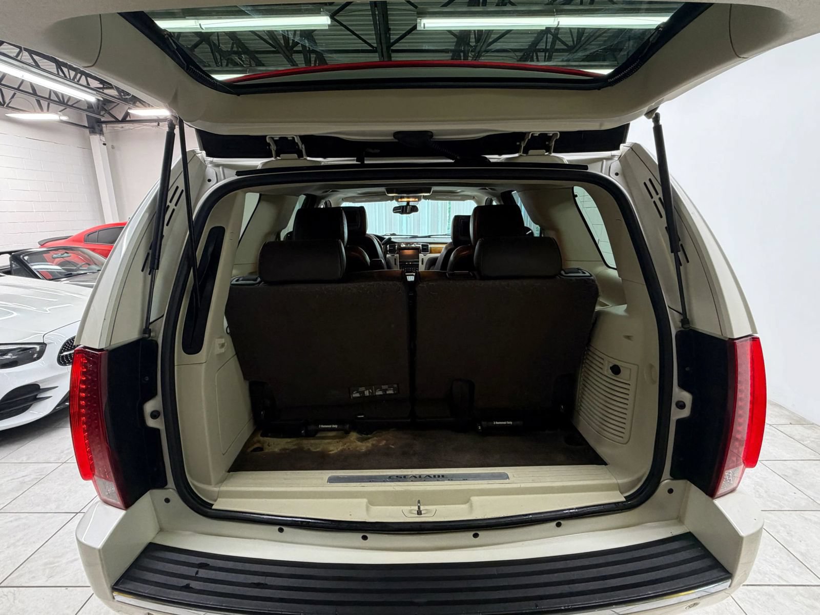 Used 2011 Cadillac Escalade Platinum AWD/4WD image 18
