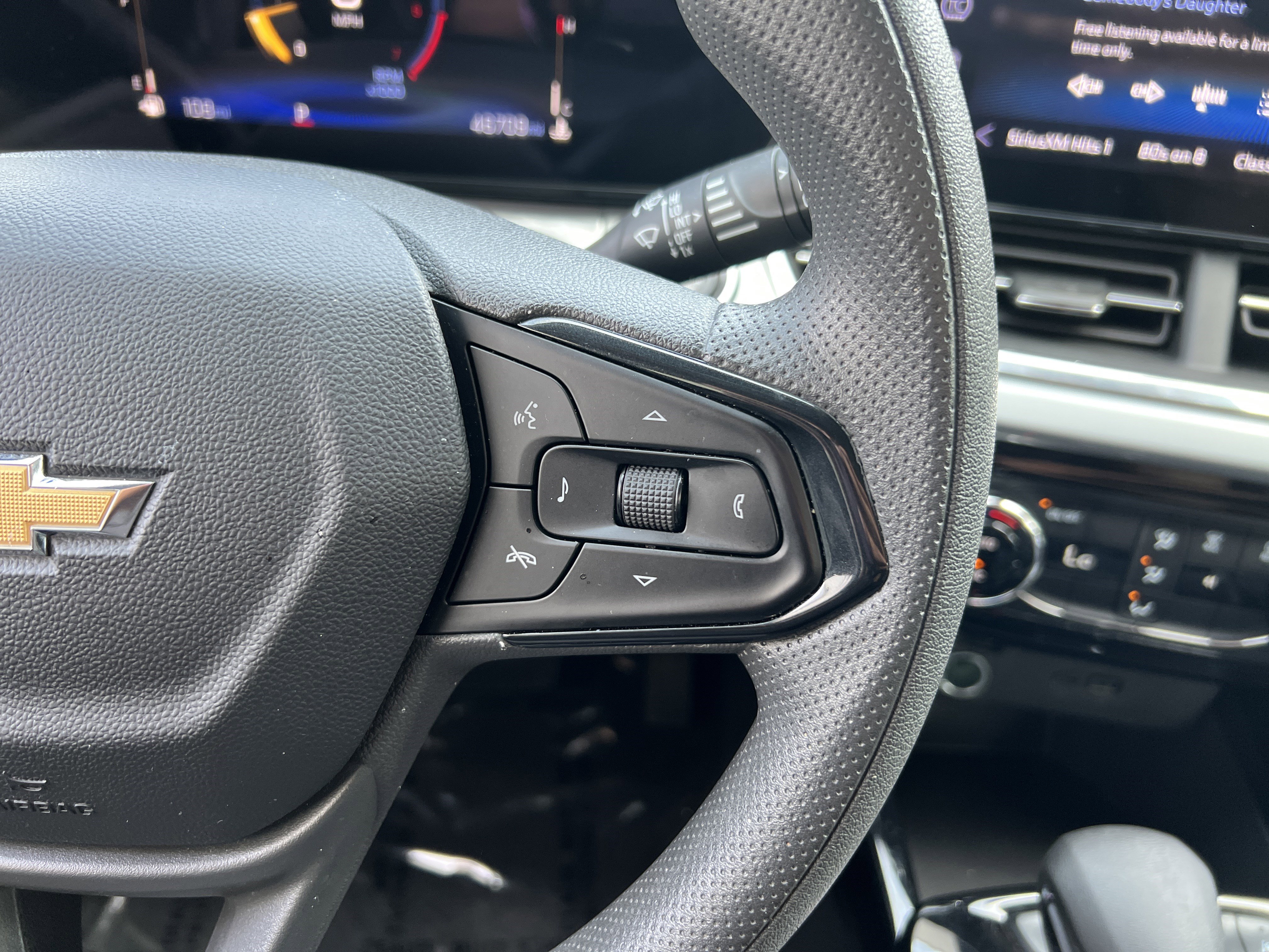 Used 2025 Chevrolet Trax LT FWD image 27