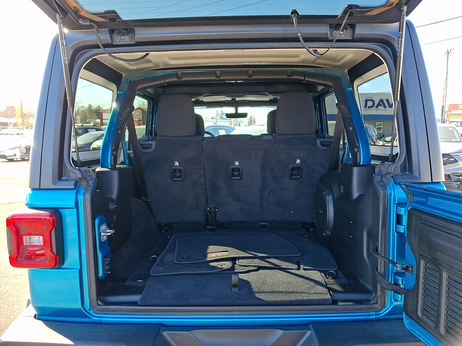 Used 2020 Jeep Wrangler Unlimited Sahara image 28