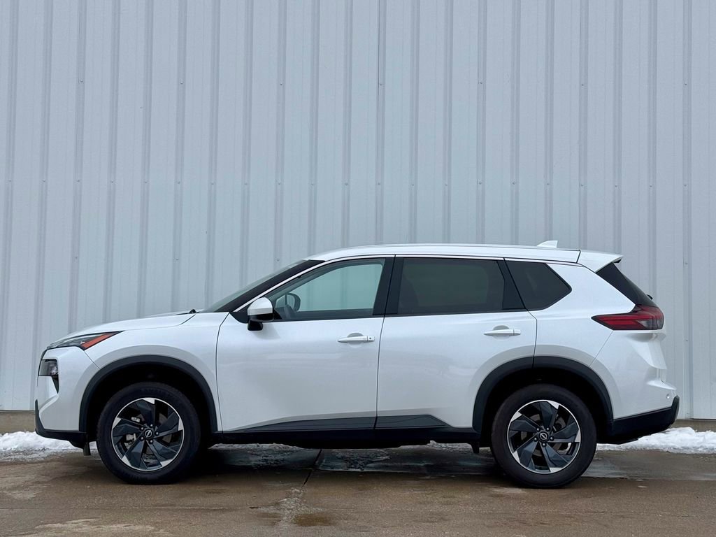 Used 2024 Nissan Rogue SV image 2