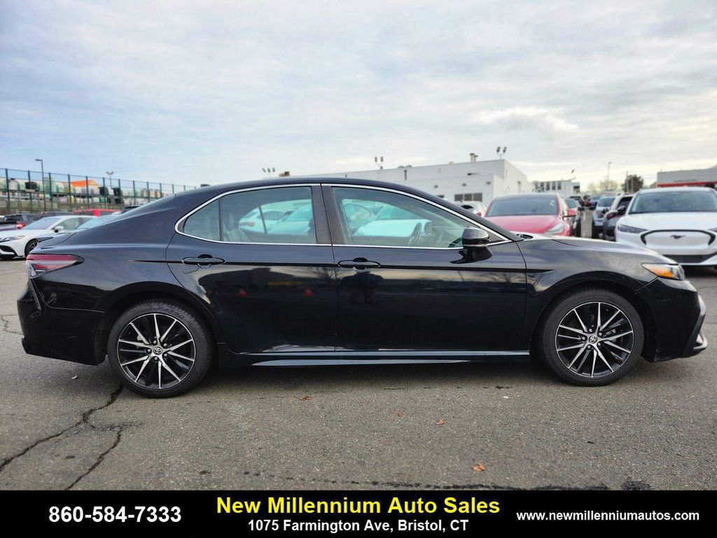 Used 2021 Toyota Camry SE image 6