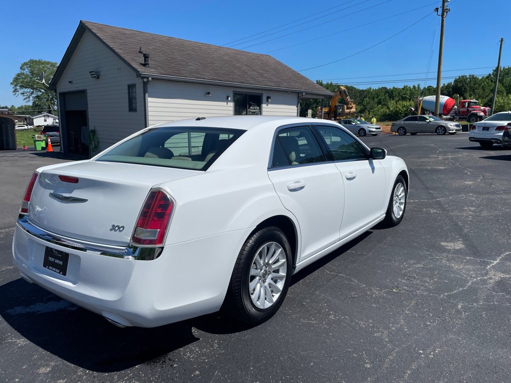 Used 2013 Chrysler 300 RWD image 6
