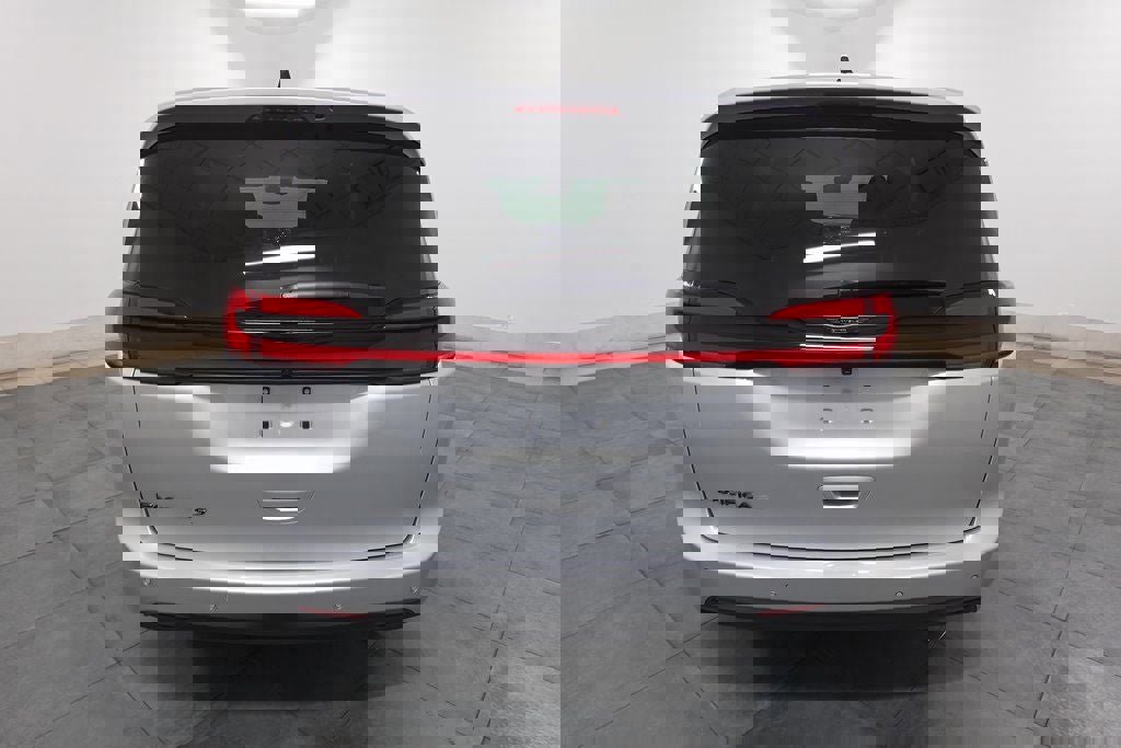 New 2026 Chrysler Pacifica Select w/ S Appearance Package image 4