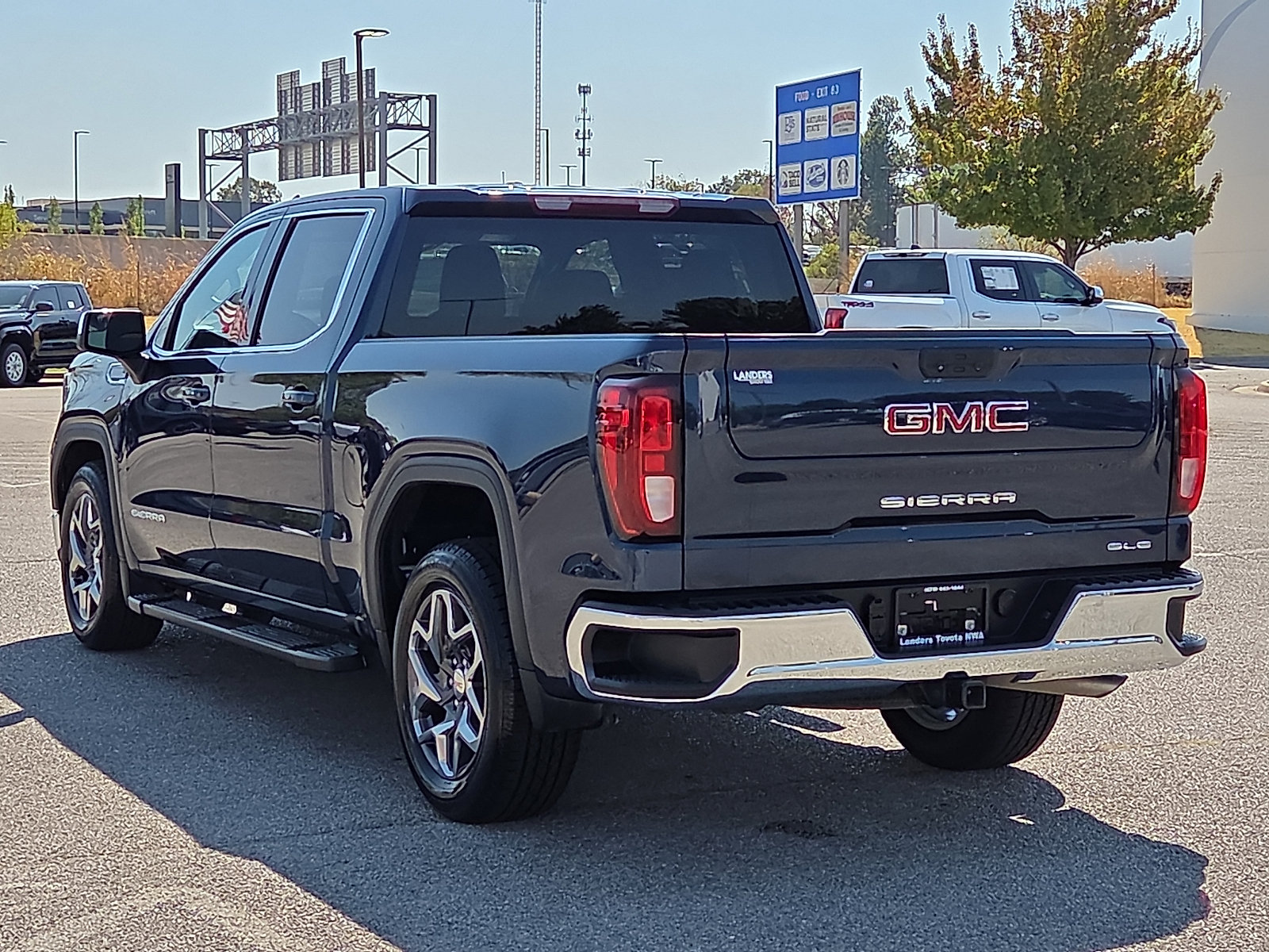 Used 2023 GMC Sierra 1500 SLE RWD image 4