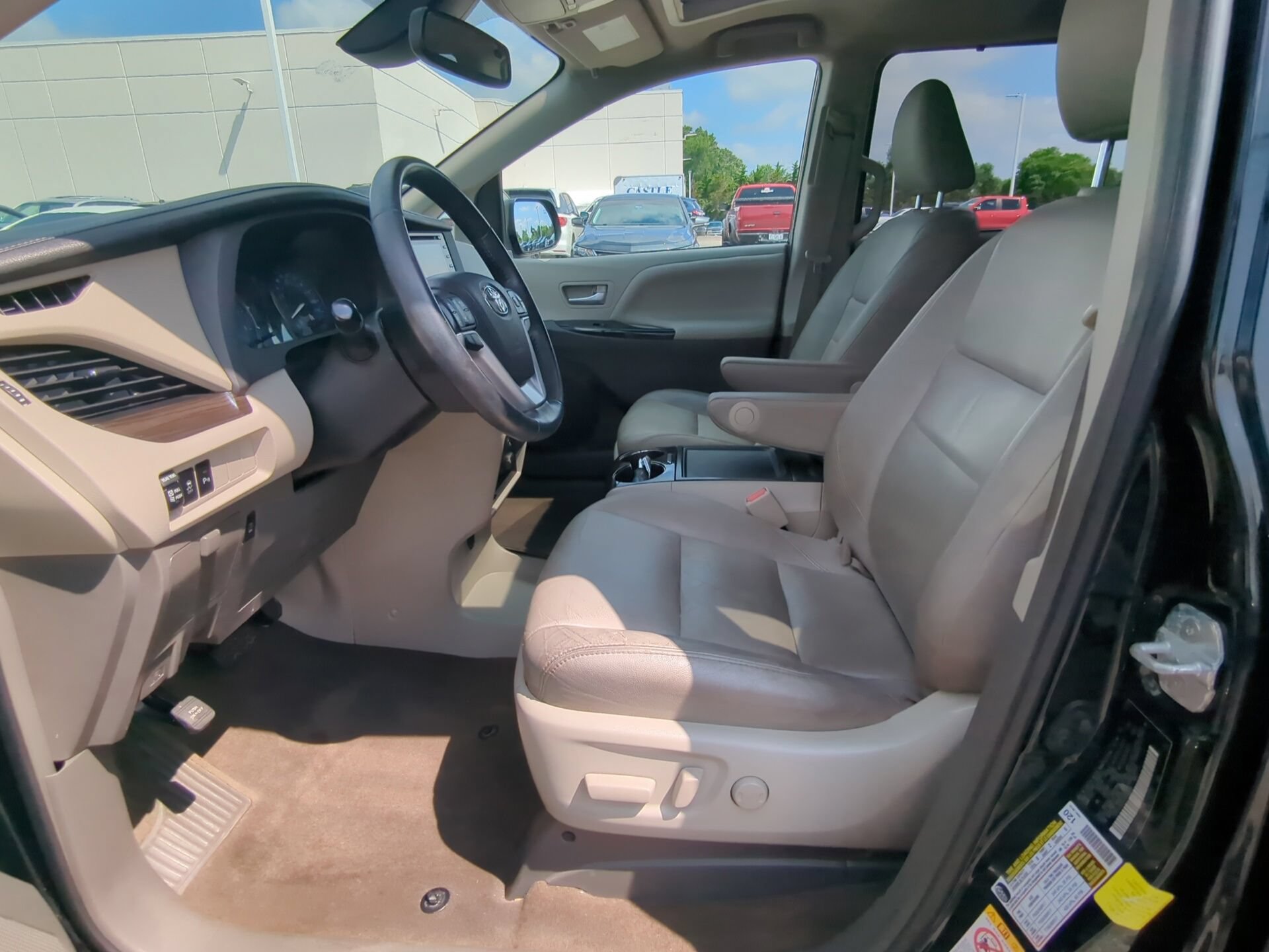 Used 2018 Toyota Sienna XLE w/ XLE Navigation Package FWD image 17