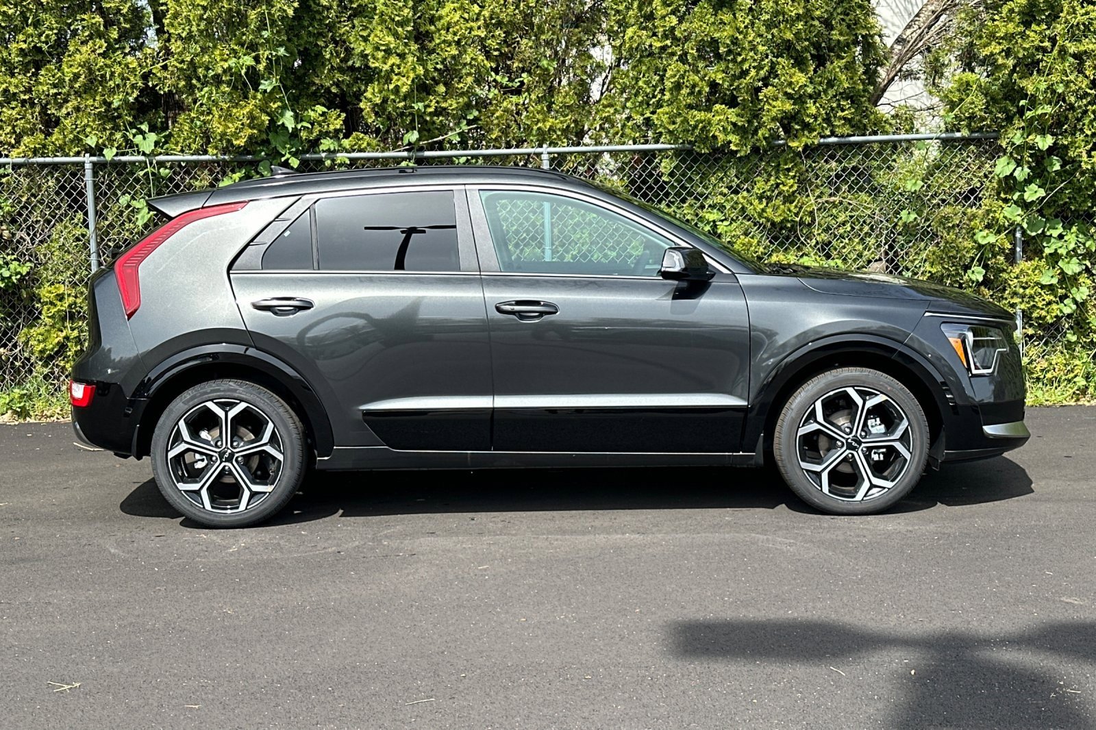 New 2025 Kia Niro EX Touring image 2