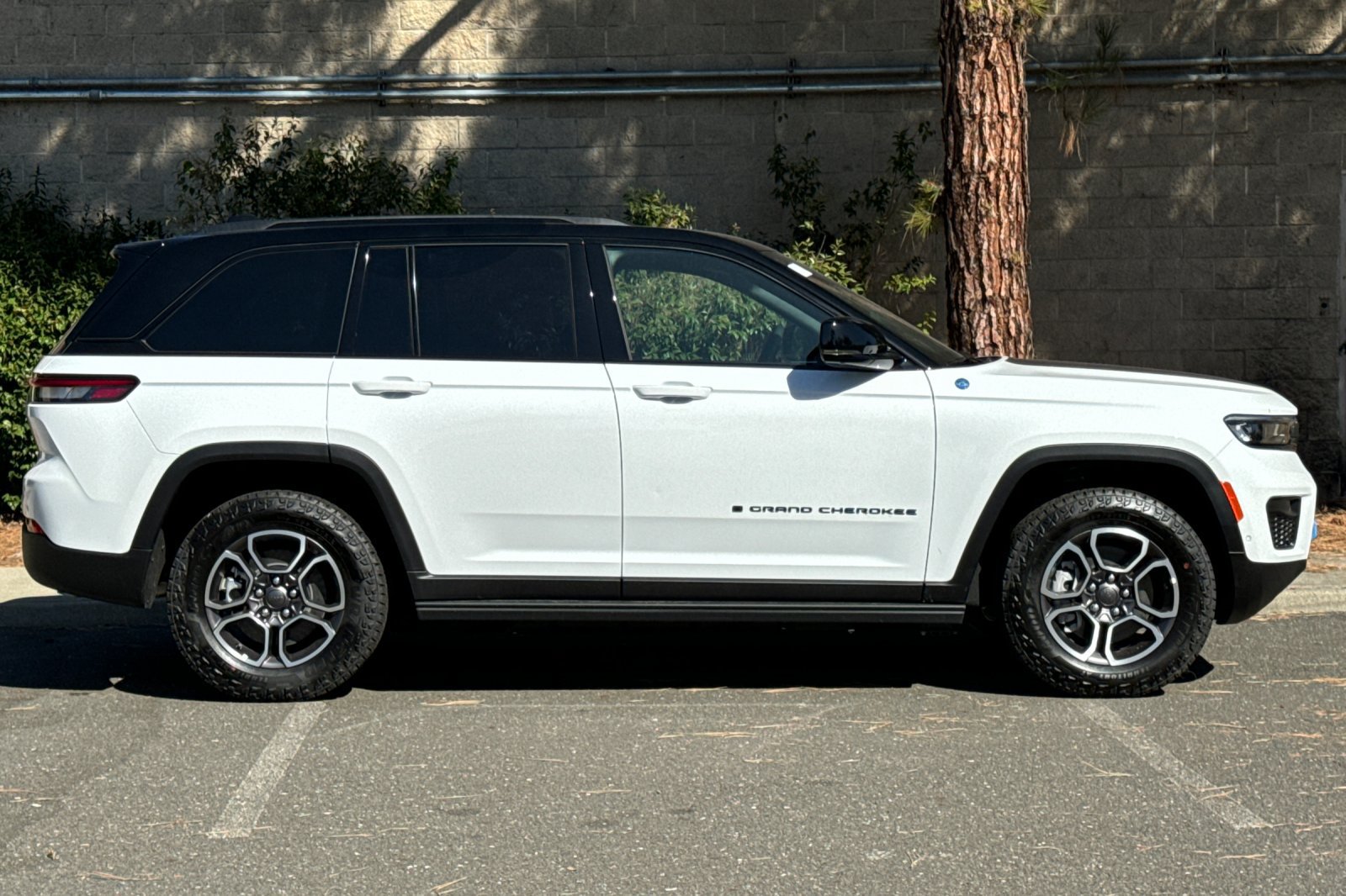 New 2023 Jeep Grand Cherokee Trailhawk 4xe AWD/4WD image 2