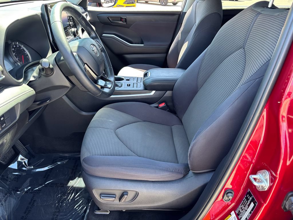 Used 2020 Toyota Highlander LE AWD/4WD image 19