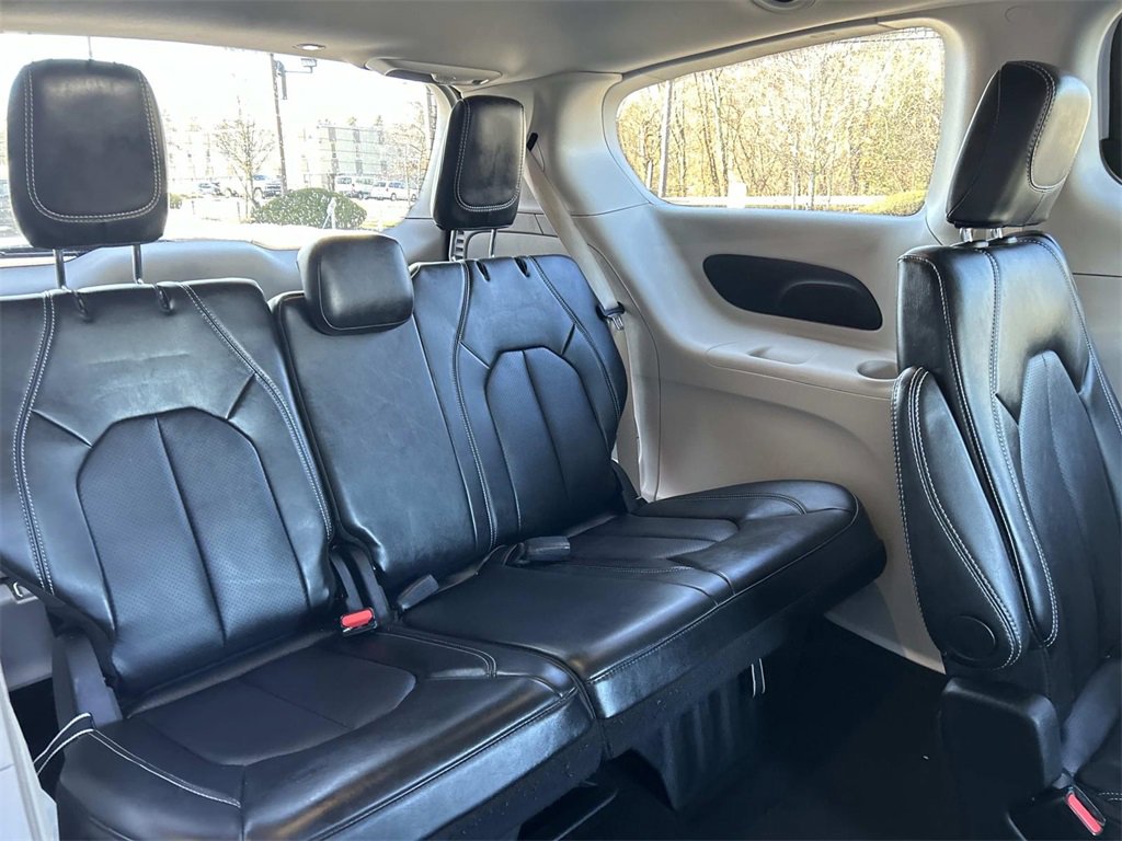 Used 2024 Chrysler Pacifica Touring-L image 16
