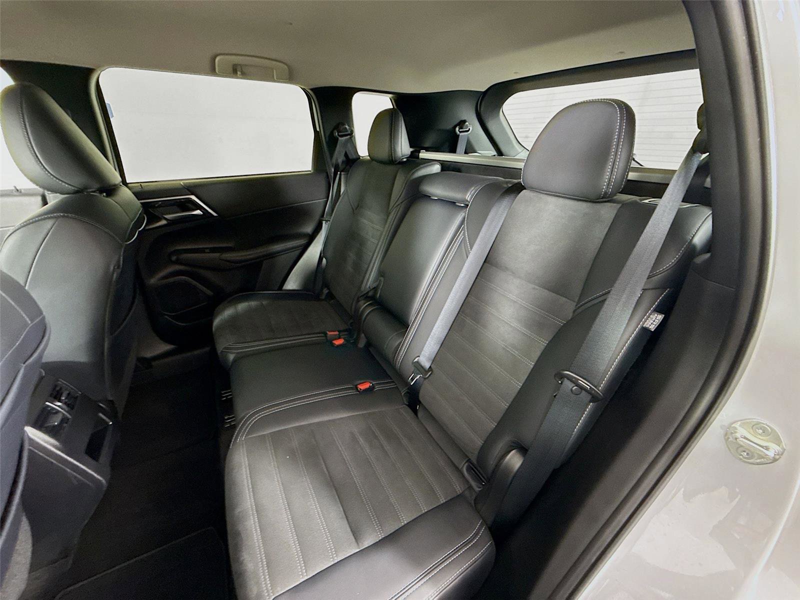 Used 2024 Mitsubishi Outlander SE image 18