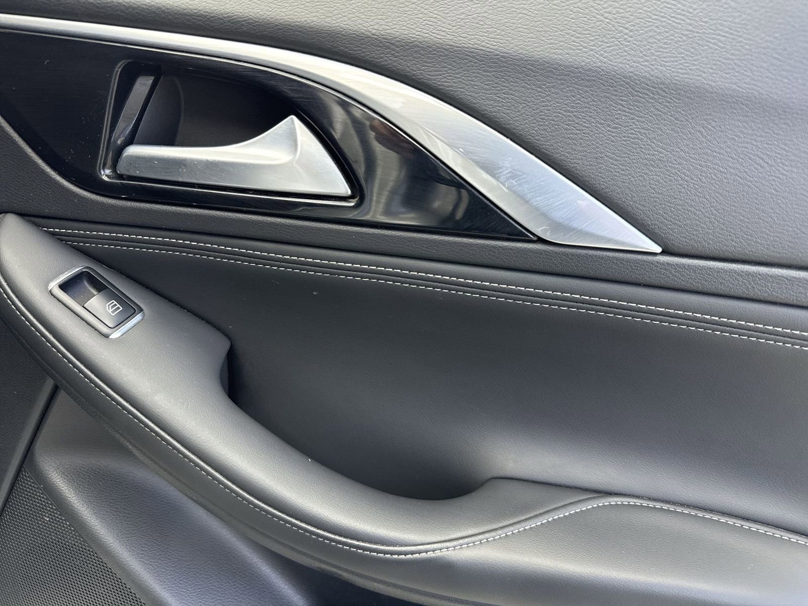 Used 2018 INFINITI QX30 Premium w/ Cargo Package image 39