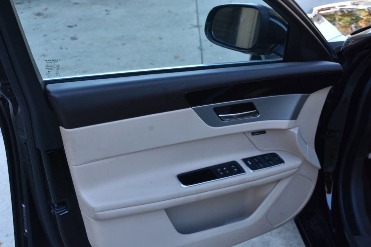 Used 2017 Jaguar XF Premium image 29