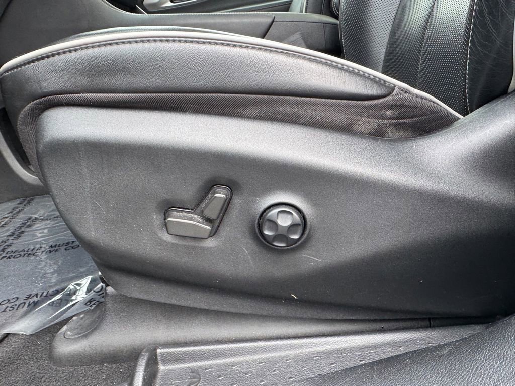 Used 2022 Chrysler Pacifica Limited w/ Uconnect Theater Family Group image 15