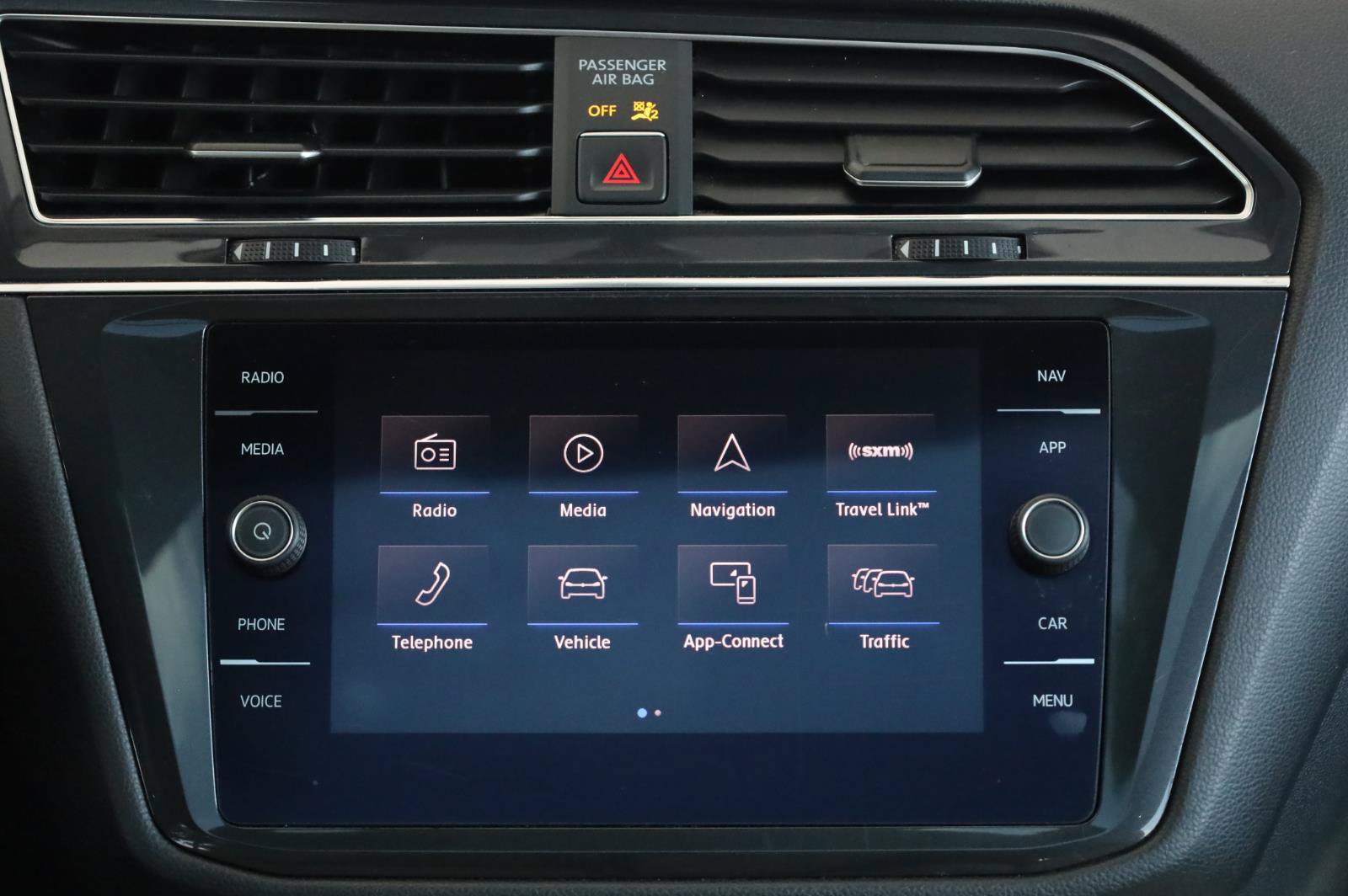 Used 2018 Volkswagen Tiguan SEL AWD/4WD image 40