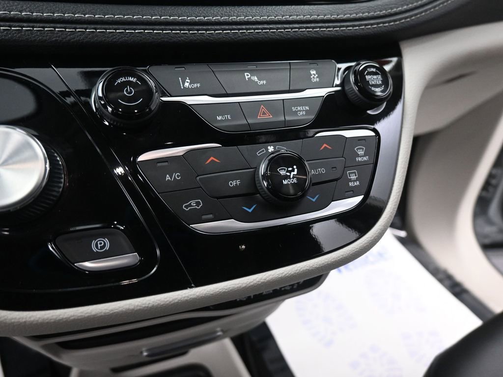 Used 2024 Chrysler Pacifica Select image 39