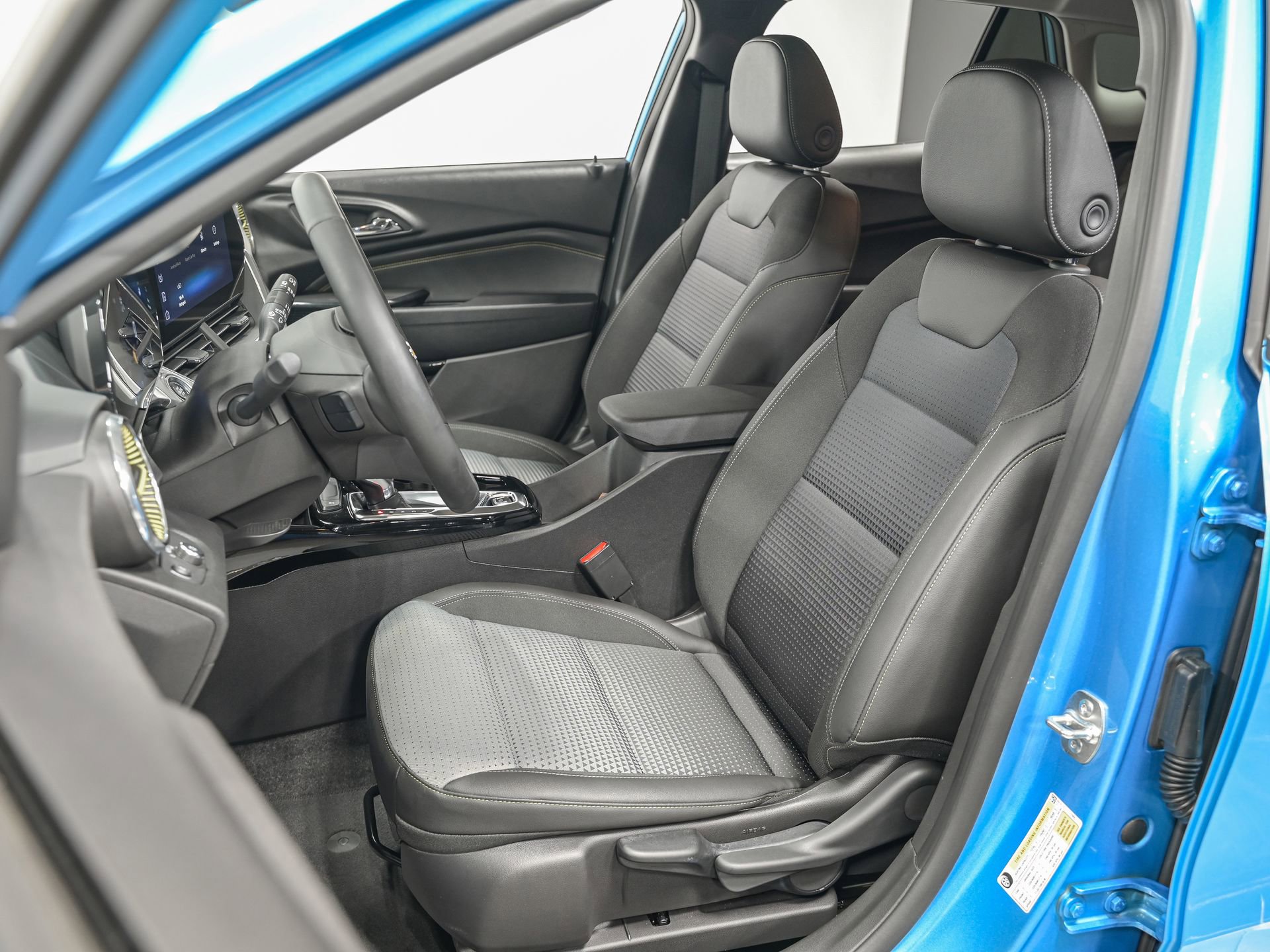 Used 2025 Chevrolet Trax LT w/ LT Convenience Package image 15