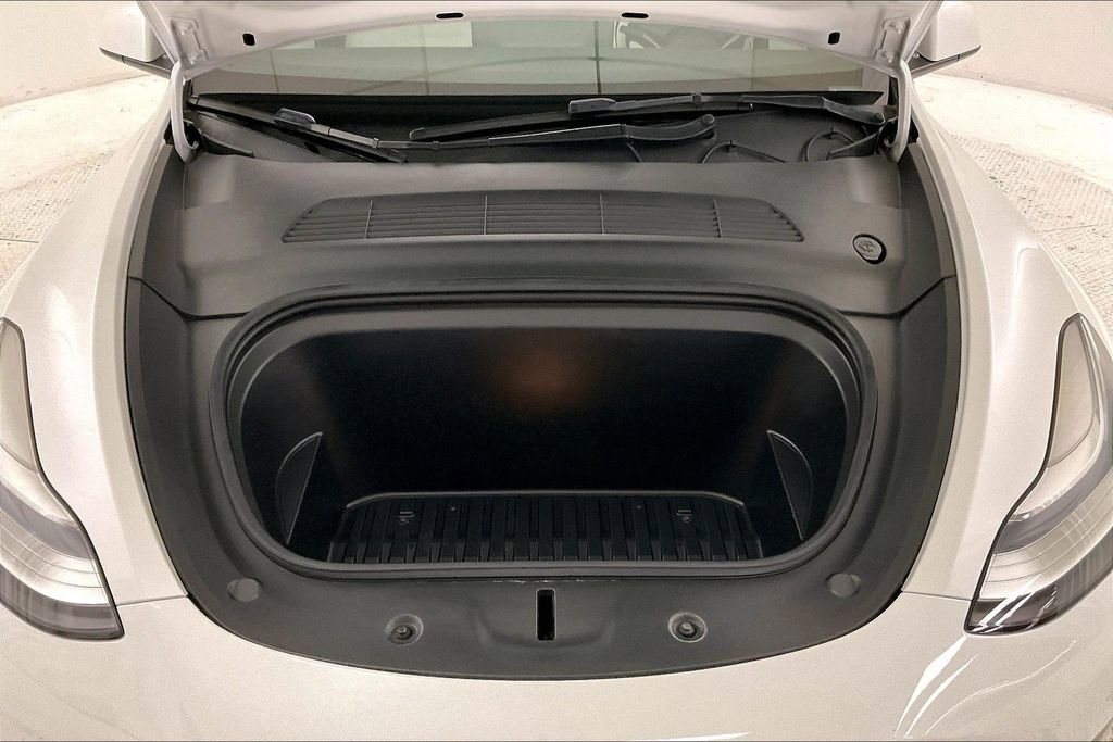 Used 2022 Tesla Model Y Long Range image 25