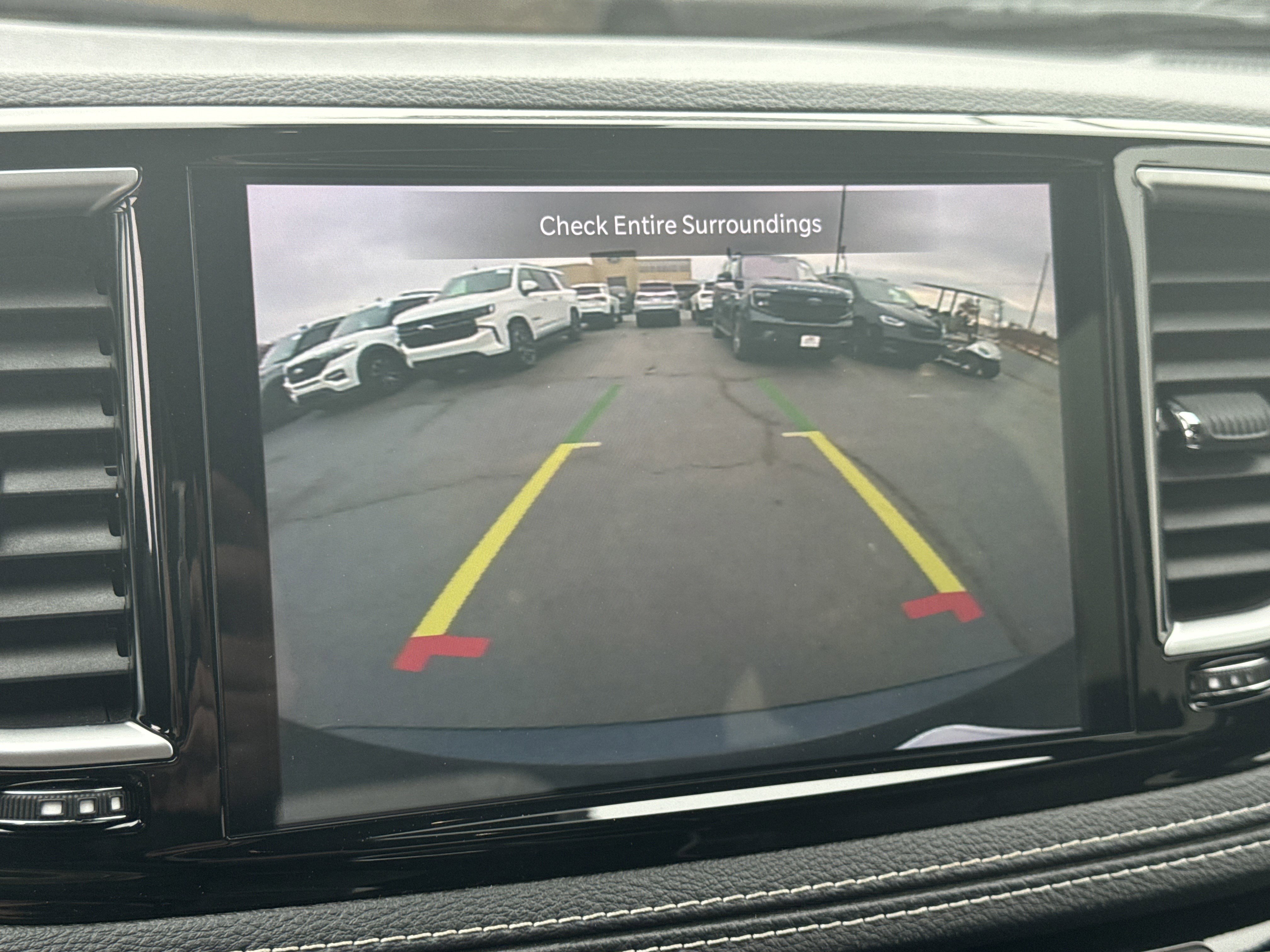 Used 2025 Chrysler Pacifica Limited image 26