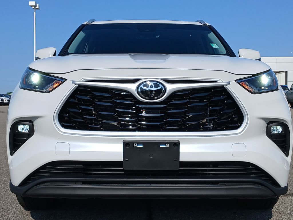 Used 2024 Toyota Highlander XLE FWD image 32