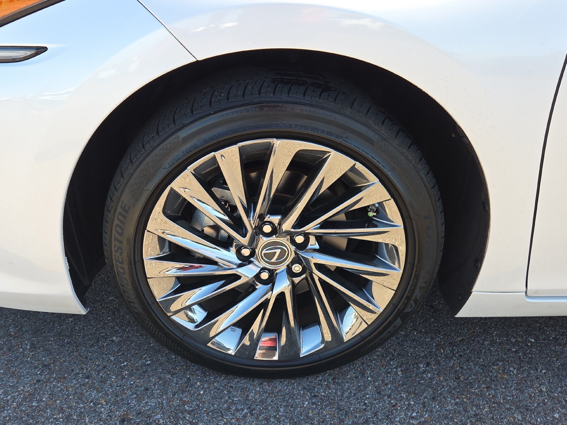 Used 2024 Lexus ES 350 w/ Technology Package FWD image 9