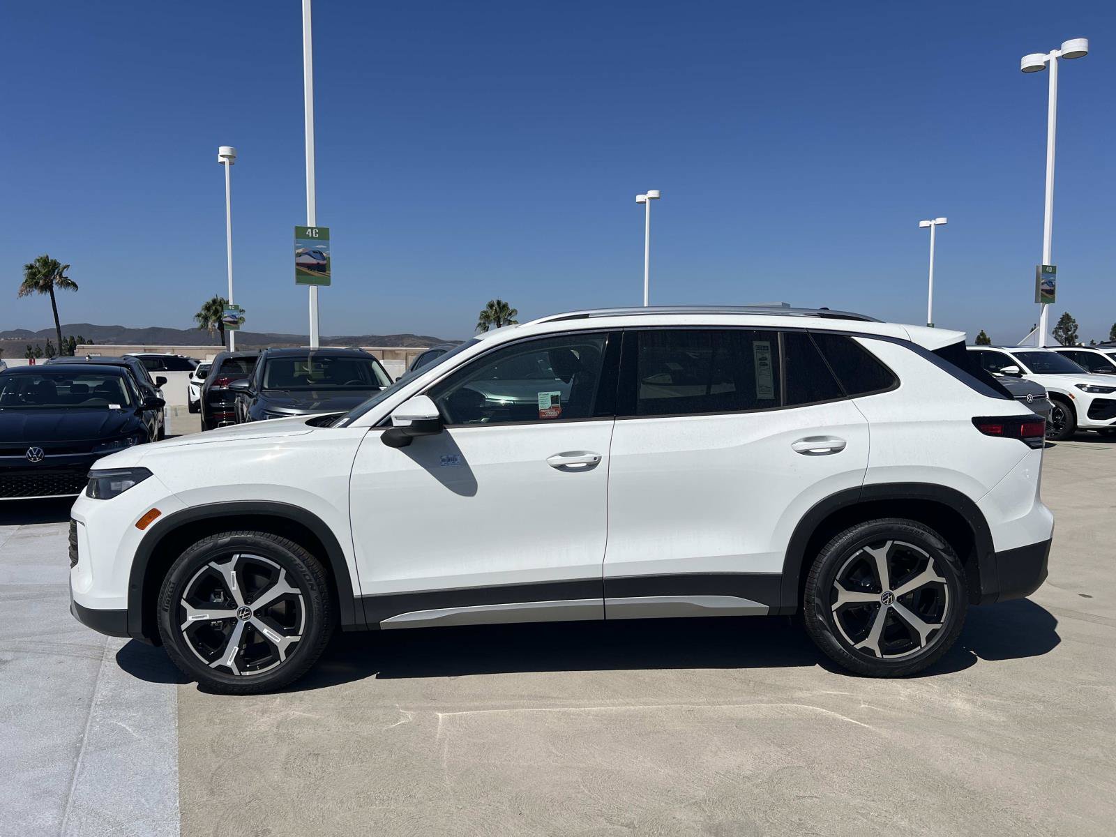 New 2026 Volkswagen Tiguan SE FWD image 2