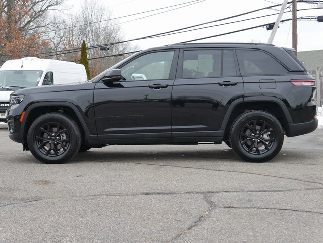 Used 2025 Jeep Grand Cherokee Altitude image 3
