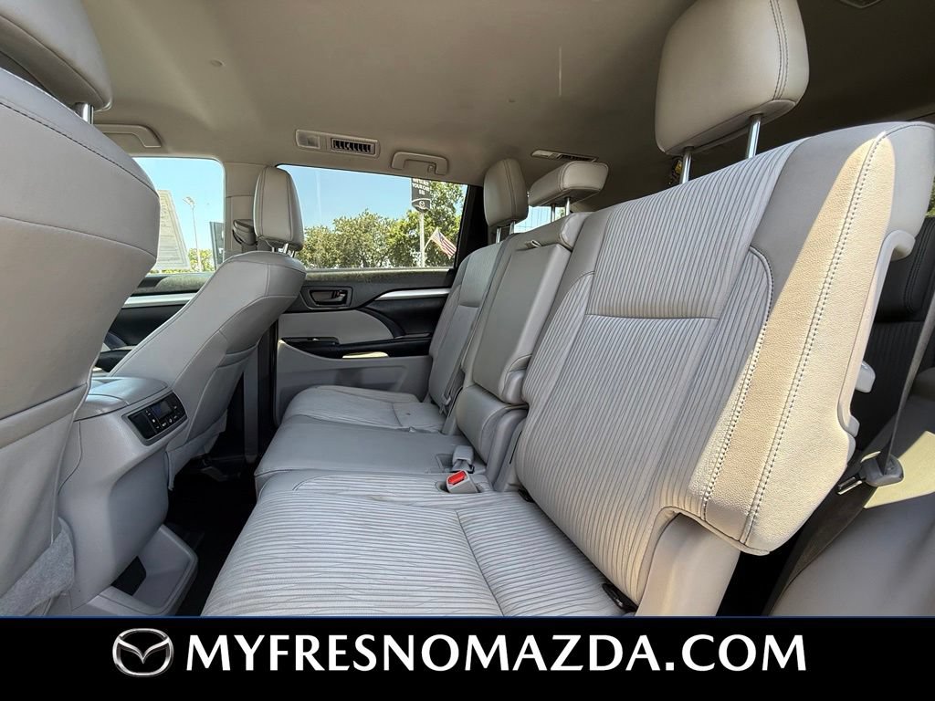 Used 2018 Toyota Highlander Plus w/ Preferred Accessory Package AWD/4WD image 38