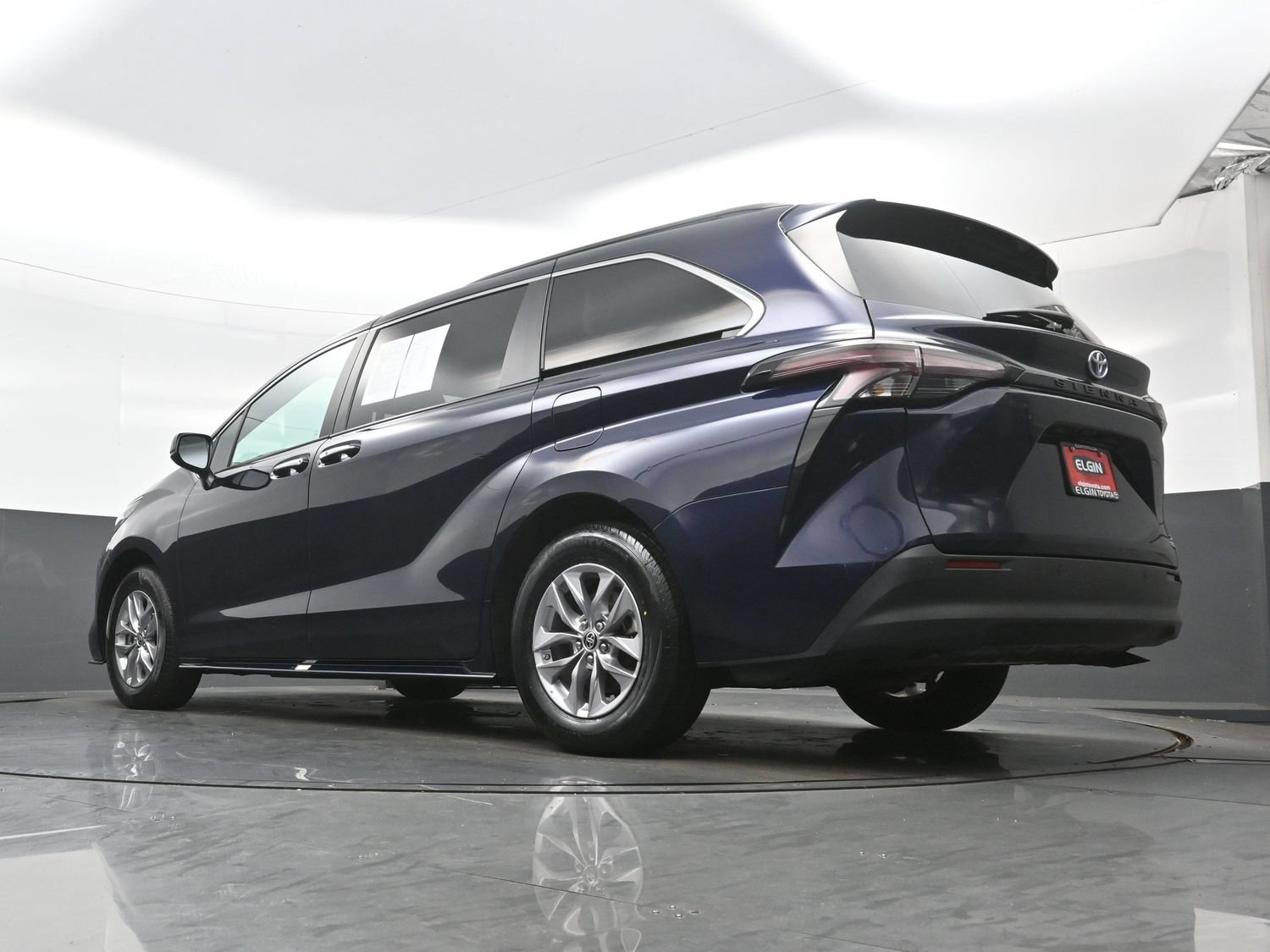 Used 2024 Toyota Sienna XLE FWD image 32