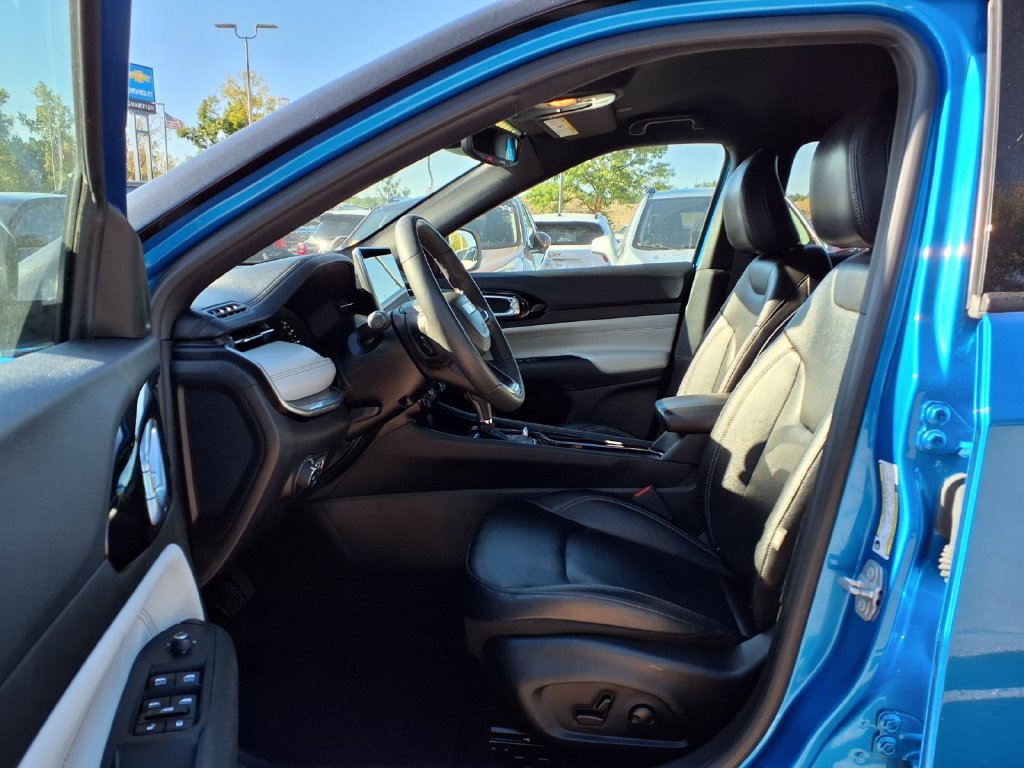 Used 2025 Jeep Compass Limited AWD/4WD image 19