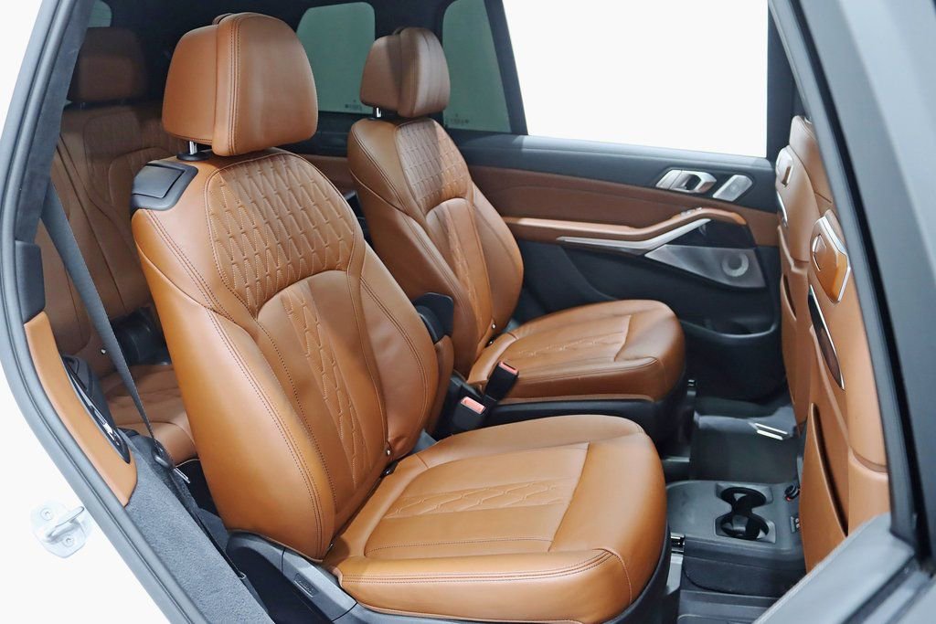 Used 2024 BMW X7 M60i w/ Executive Package image 33