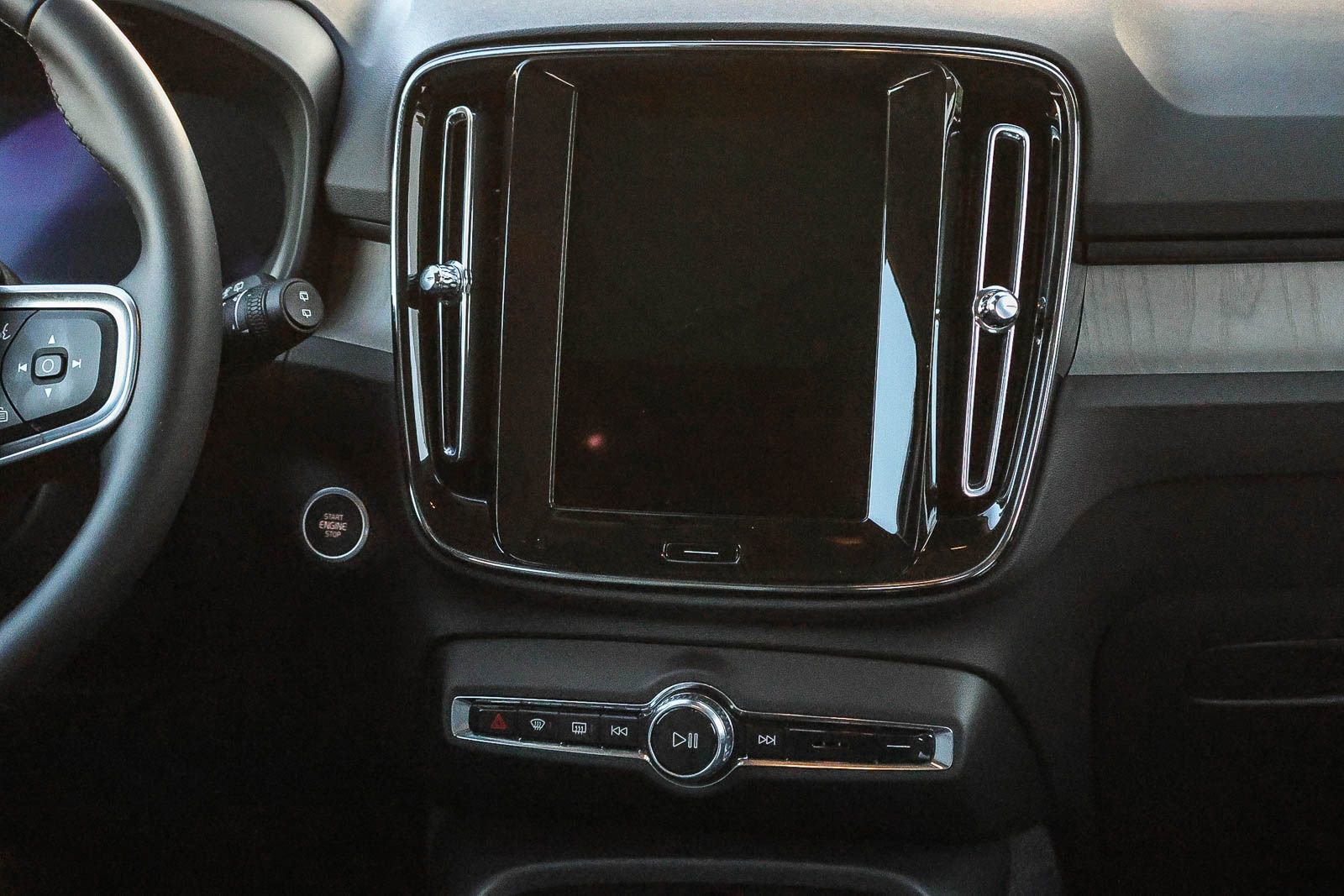 Used 2025 Volvo XC40 B5 Core image 24