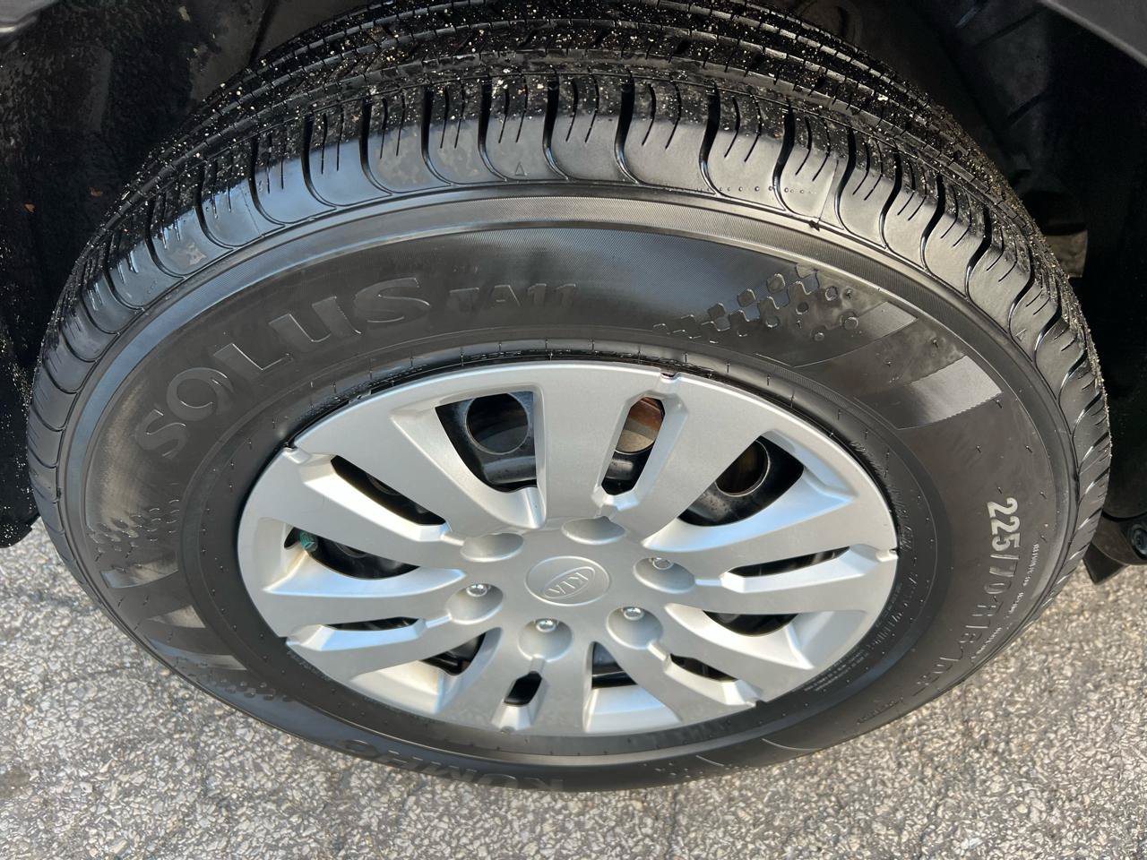 Used 2012 Kia Sedona LX FWD image 5