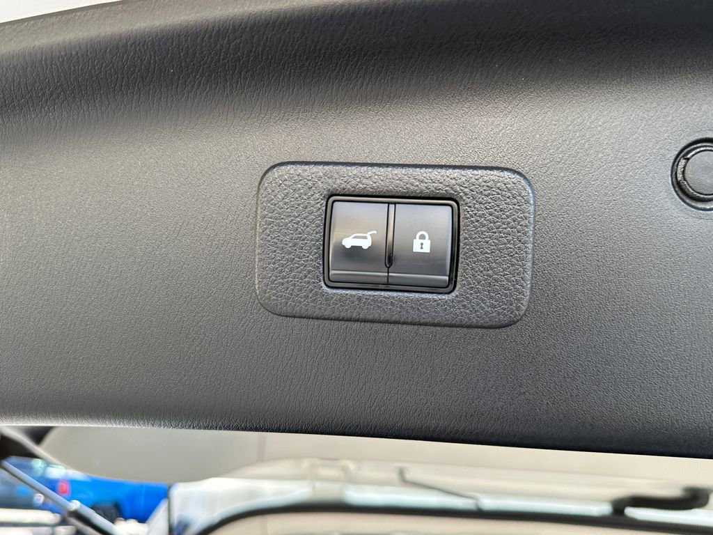 Used 2024 Nissan Armada SL w/ Captain's Chairs Package image 25