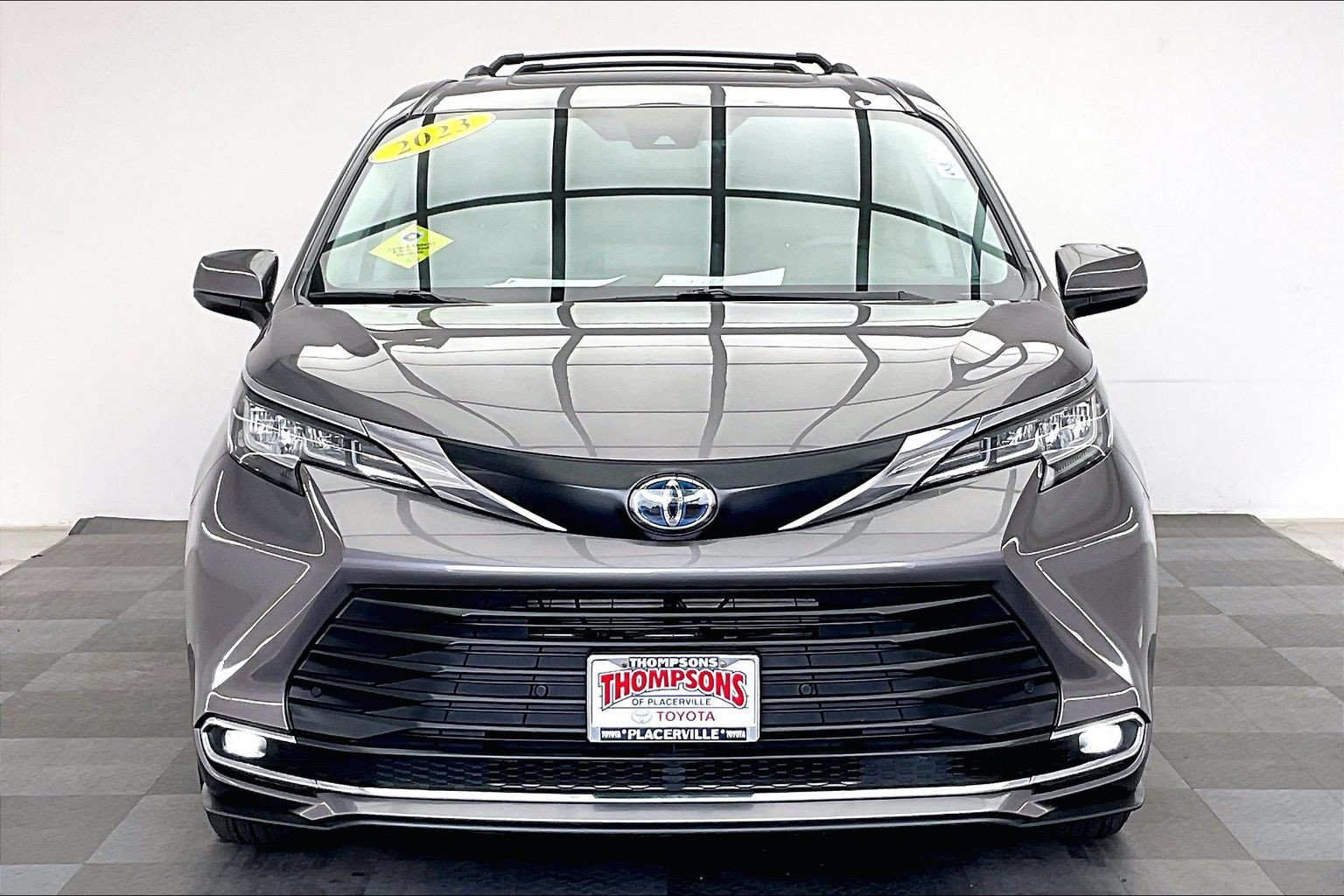 Used 2023 Toyota Sienna XLE FWD image 2