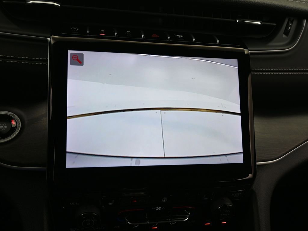 Used 2024 Jeep Grand Cherokee Limited w/ Black Appearance Package image 21