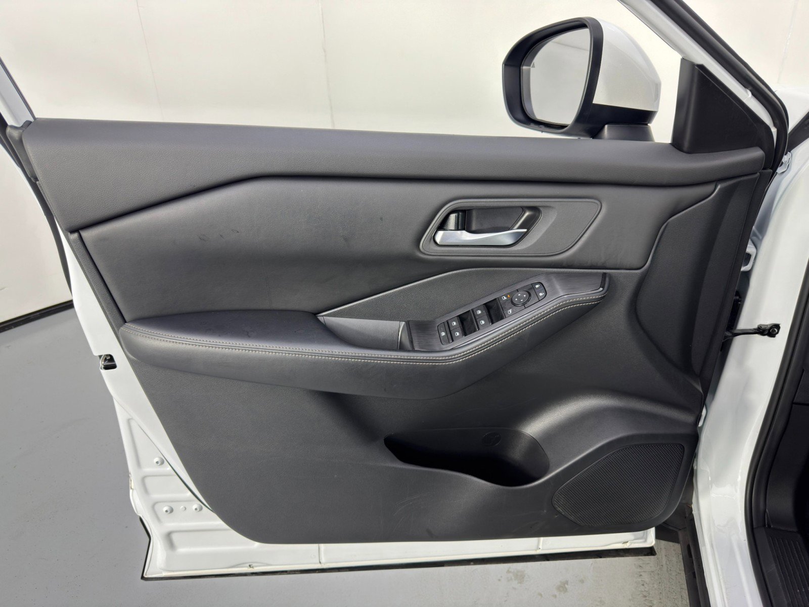 Used 2024 Nissan Rogue SV image 36